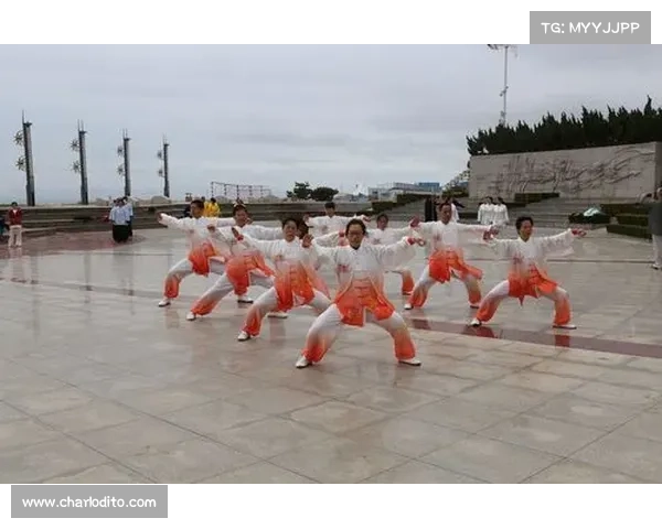 全国武术邀请赛日照举办水上擂台赛 选手踏浪激烈对决吸引众多围观